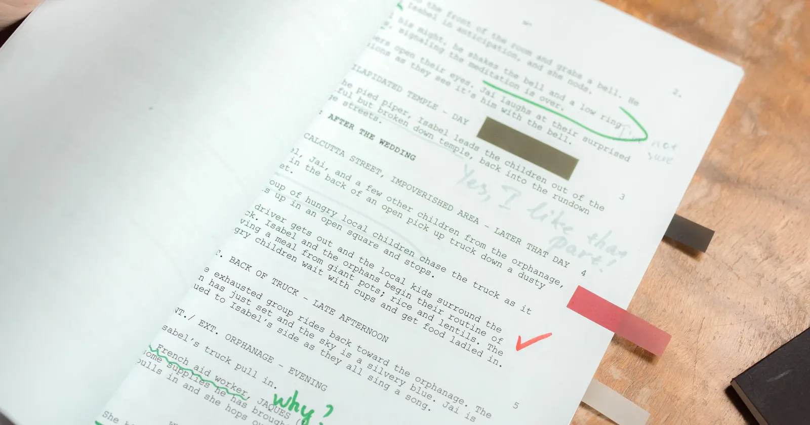 Pages de scénario annotées à la main, posées sur une table en bois