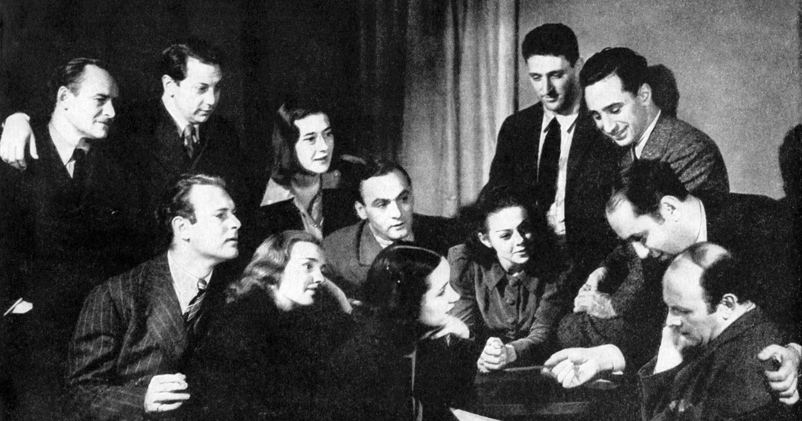 Miembros del Group Theatre reunidos alrededor de una mesa en 1938, Sanford Meisner entre ellos, fotografía en blanco y negro