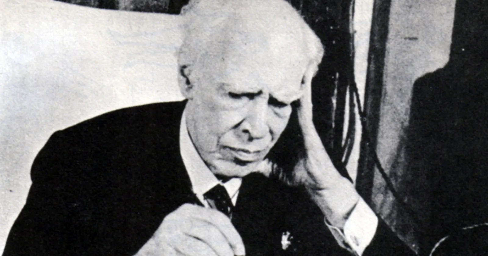 Constantin Stanislavski en 1938, la tête appuyée sur la main, un crayon dans l'autre, penché sur ses notes
