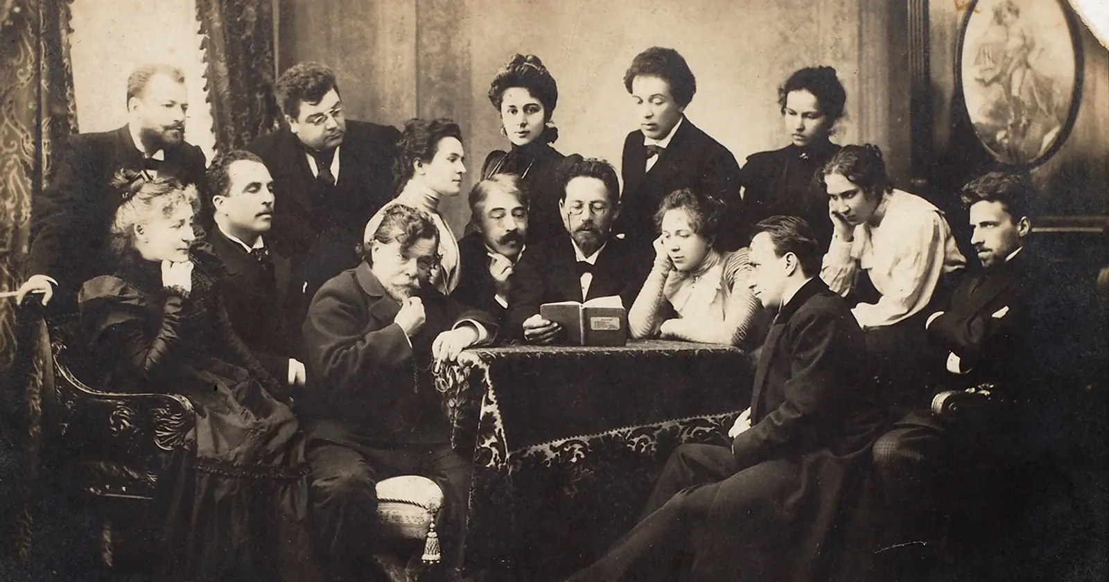 La troupe du Théâtre d'Art de Moscou autour d'Anton Tchekhov lisant La Mouette, Stanislavski à ses côtés, en 1898